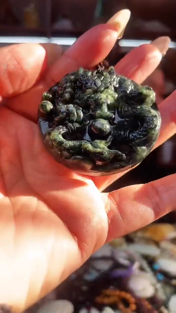 未镶嵌蛇纹石玉吊坠