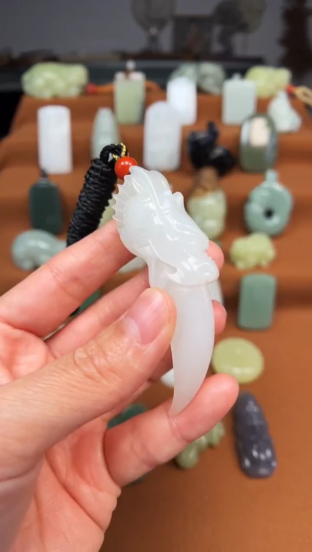 颈饰未镶嵌和田玉龙牙