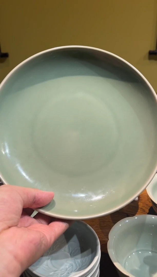 瑕疵青釉素面盘1只