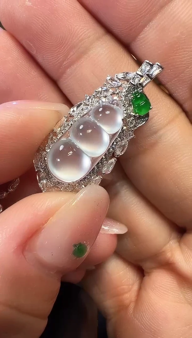 颈饰18K金镶嵌翡翠福豆