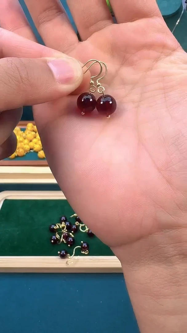 14K金镶嵌血珀耳饰E29