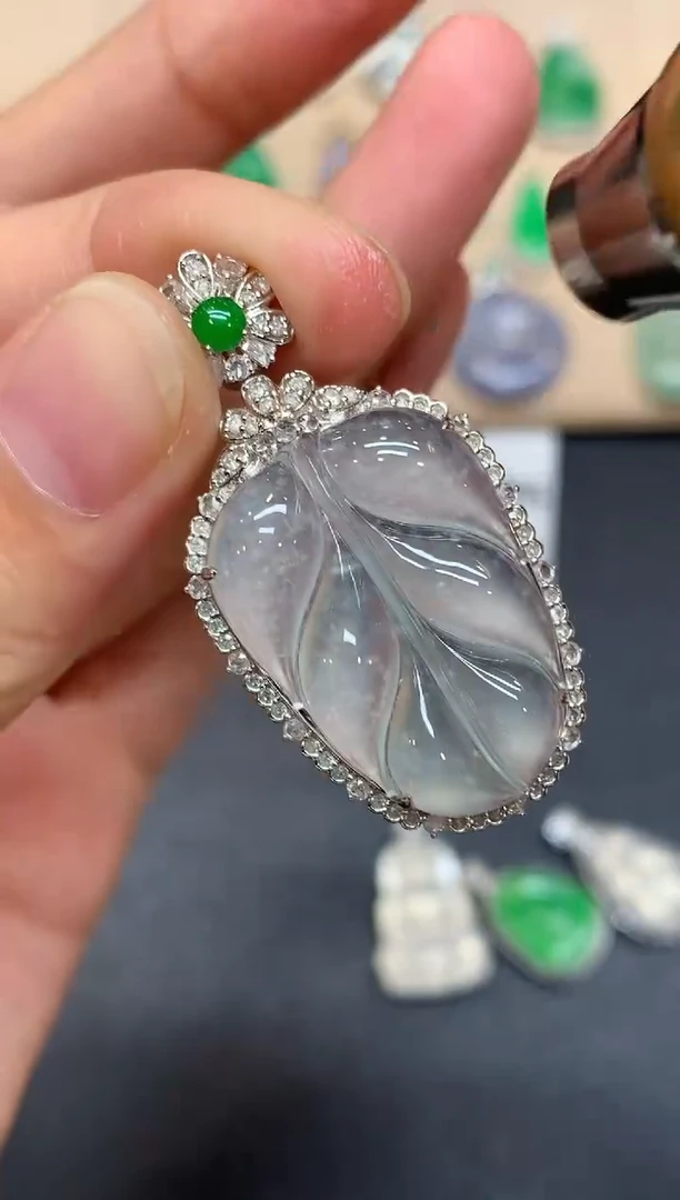 颈饰18K金镶嵌翡翠树叶【无服务费