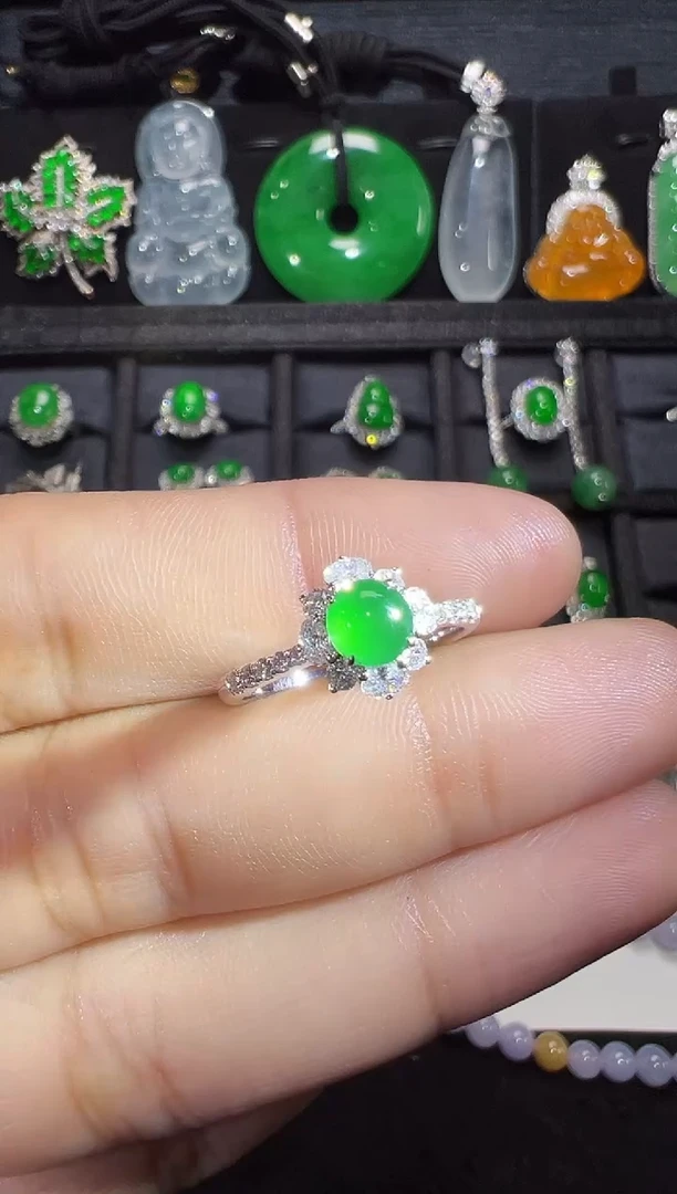 【闪购商品】翡翠戒指18K金镶嵌高冰阳绿蛋面戒指