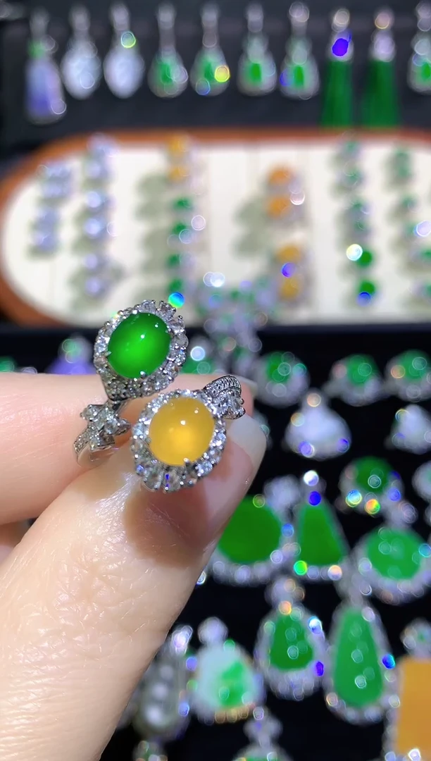 18K金镶嵌戒指翡翠高冰双色蛋面戒指