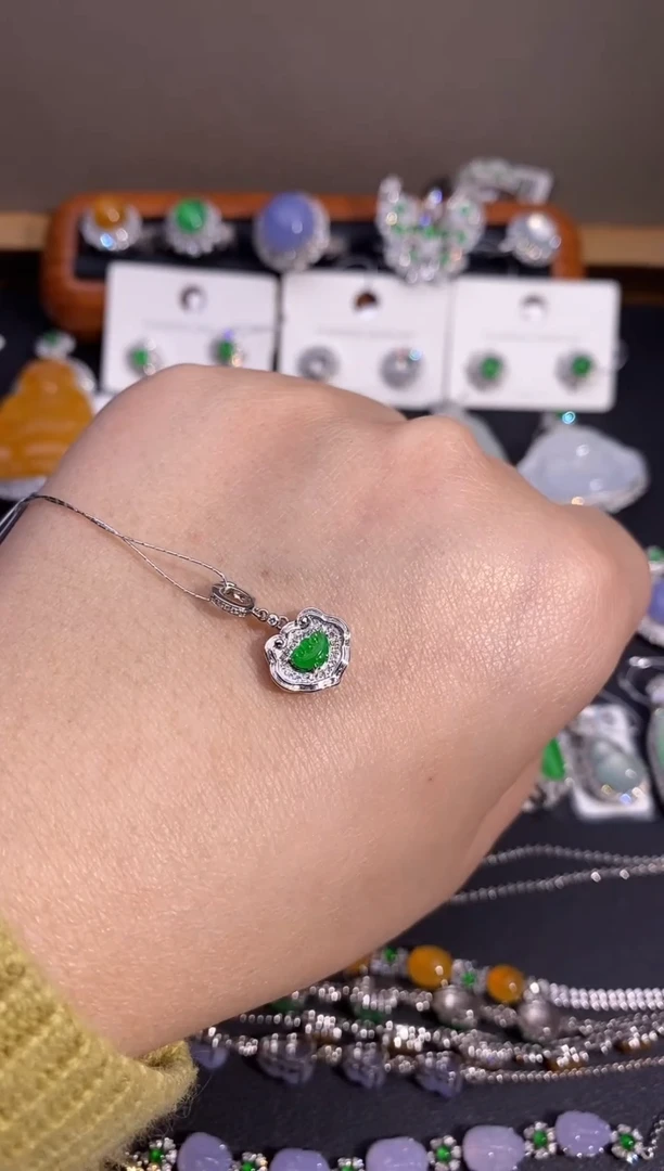 【闪购商品】翡翠颈饰18K金镶嵌吊坠