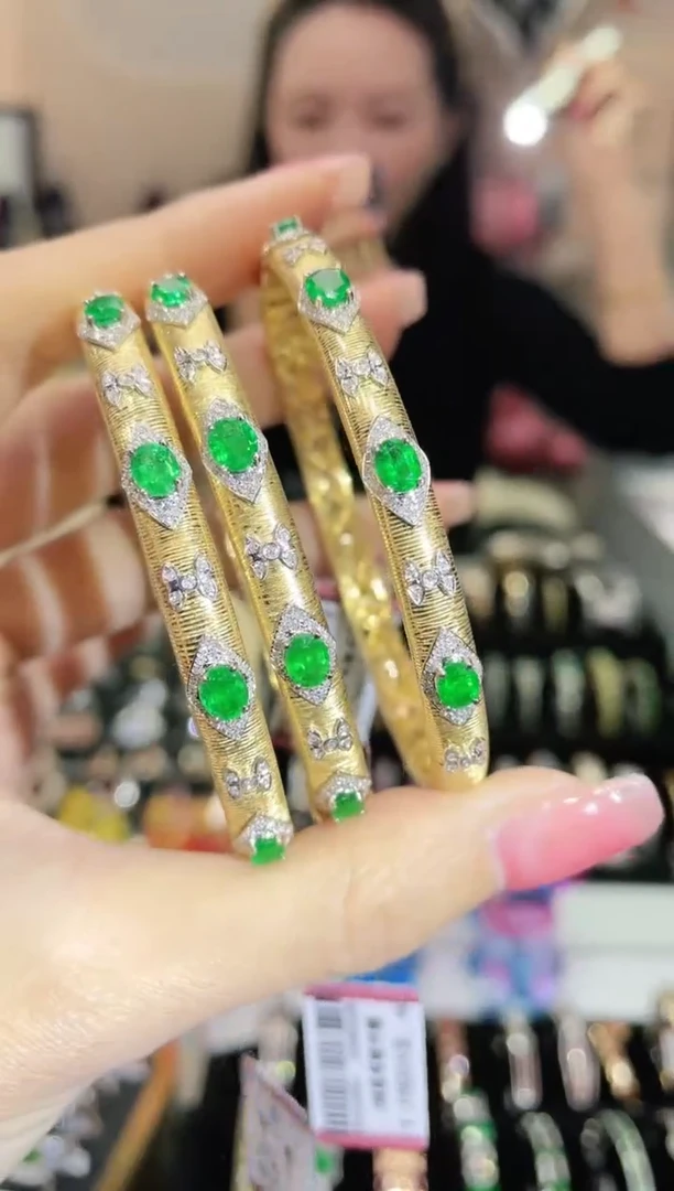 18K金镶嵌天然祖母绿手镯布契拉提款 多样性发其一