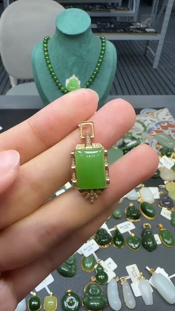 18K金镶嵌和田玉挂件1