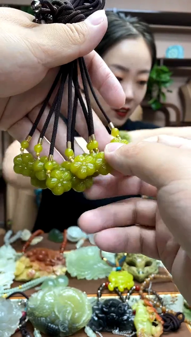 未镶嵌岫玉吊坠多样性发货发其中之一