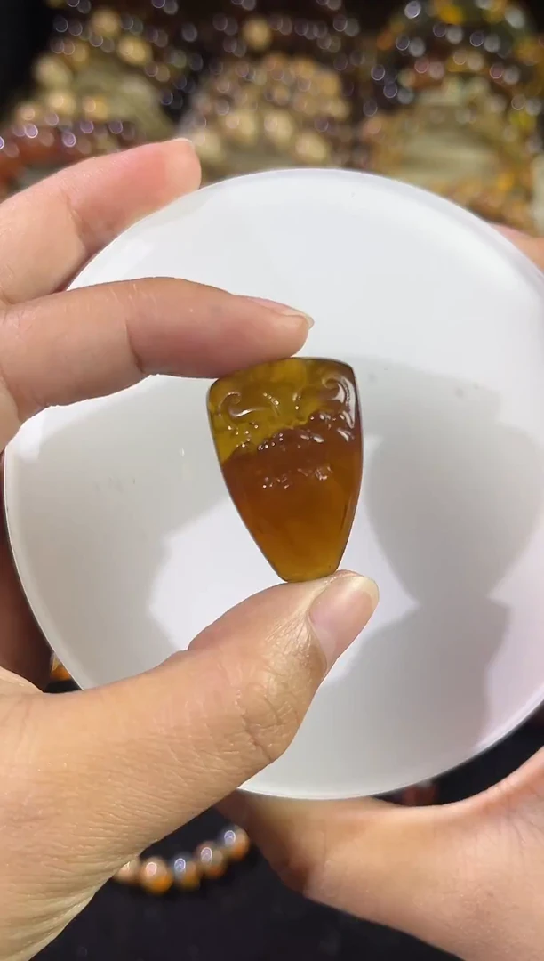 琥珀颈饰未镶嵌棕蜜精雕守护三通