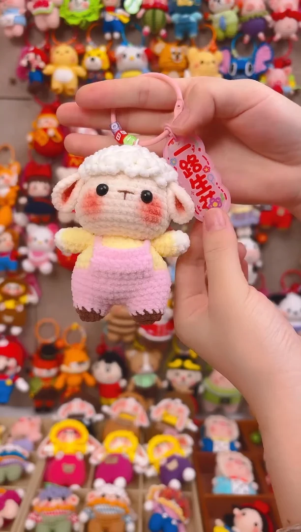 纯手工制作毛线钩织成品粉色背带裤小羊