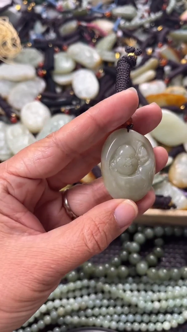 【闪购商品】和田玉颈饰未镶嵌多样性发货没有证书，拍一发一.有瑕