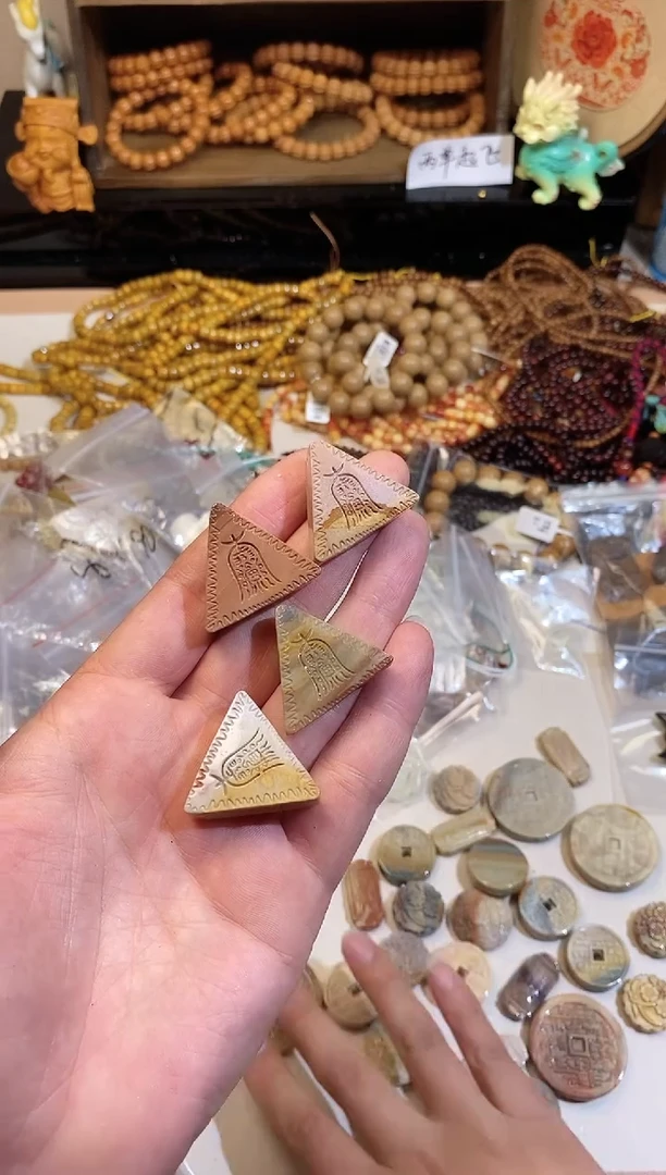 【闪购商品】玛瑙/玉髓颈饰未镶嵌三角太岁牌