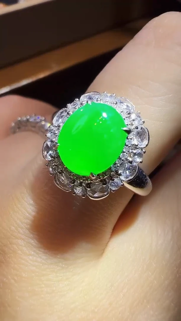 18K金镶嵌戒指翡翠蛋面