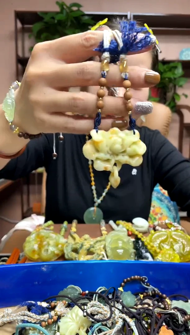 未镶嵌岫玉颈饰·