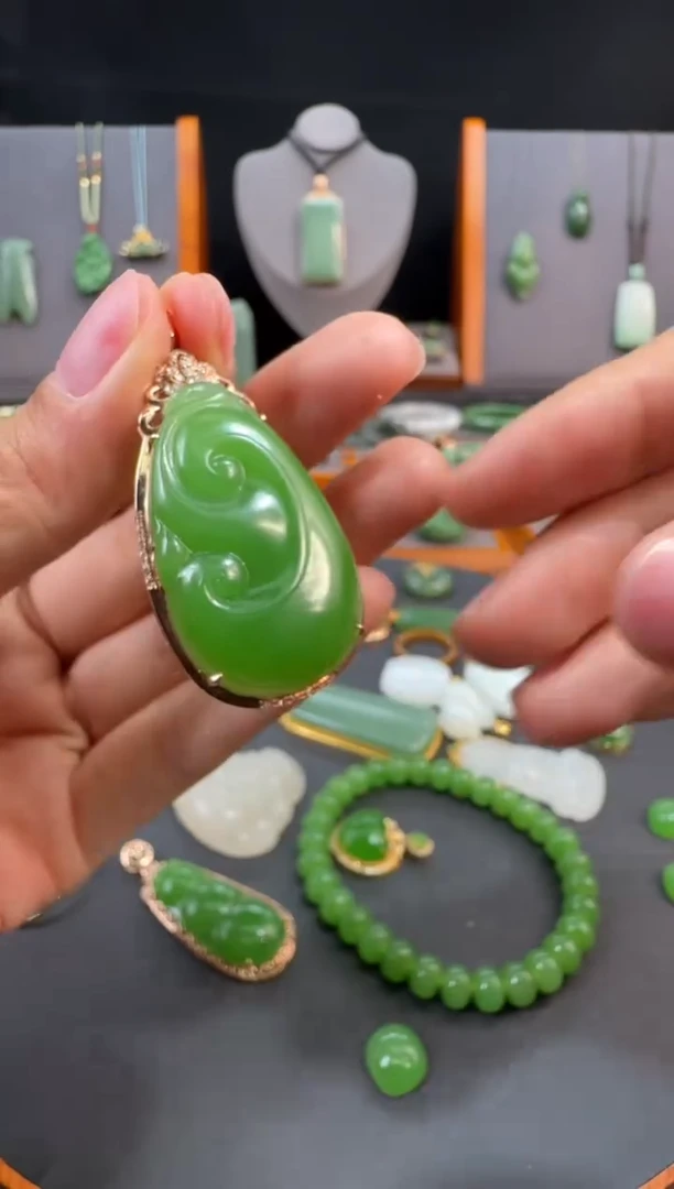 颈饰18K金镶嵌和田玉雪**狐1