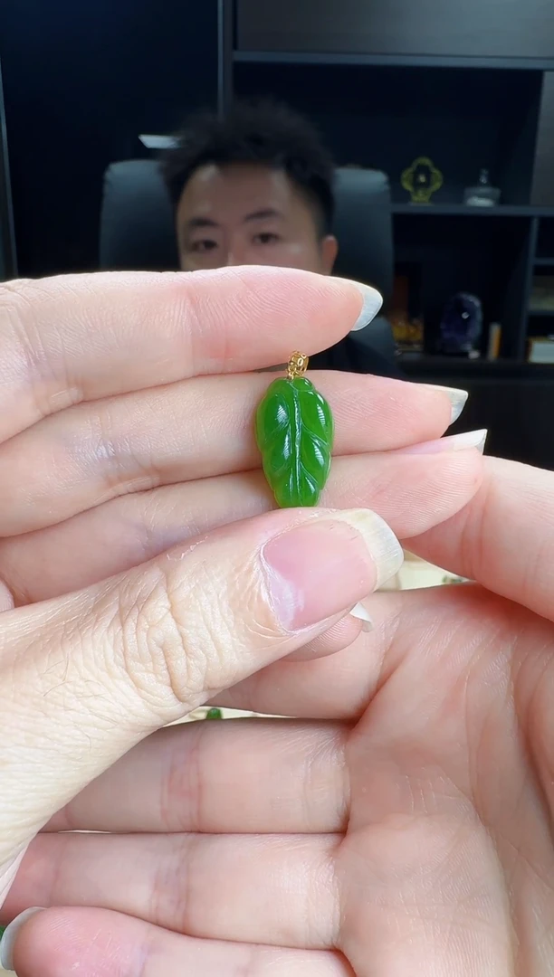 颈饰18K金镶嵌和田玉潦**狗树叶吊坠