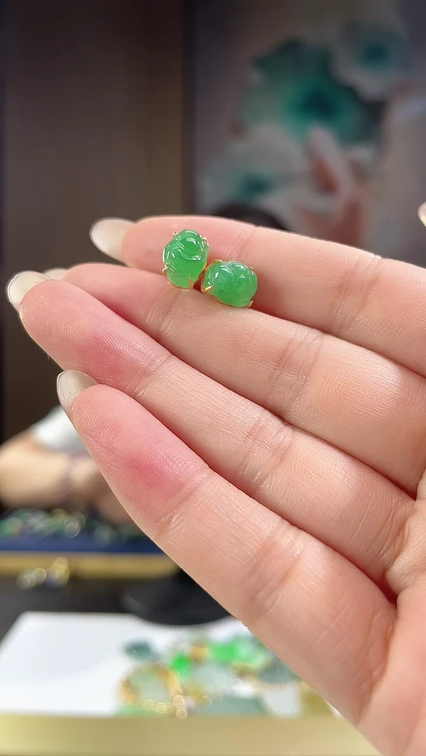 颈饰18K金镶嵌翡翠2026123001