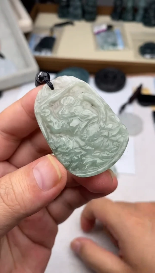 翡翠未镶嵌颈饰多样性发其一