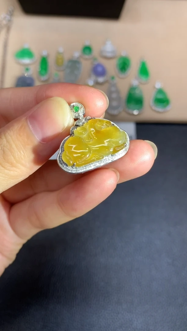 颈饰18K金镶嵌翡翠唐马