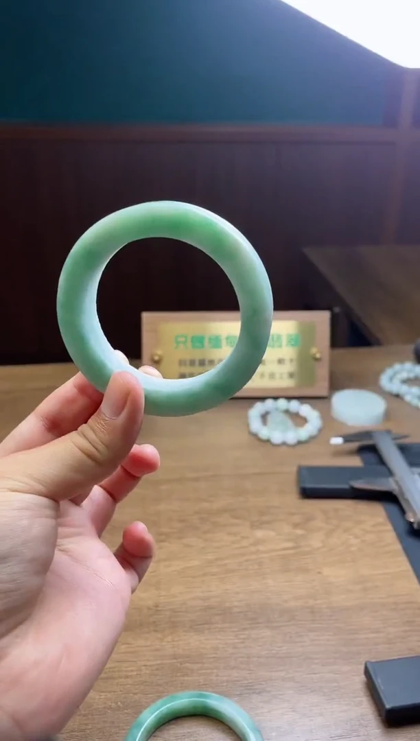 未镶嵌手镯定制翡翠哎**呀定制
