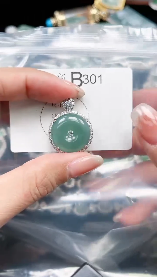 【闪购商品】翡翠颈饰未镶嵌301赠皮绳