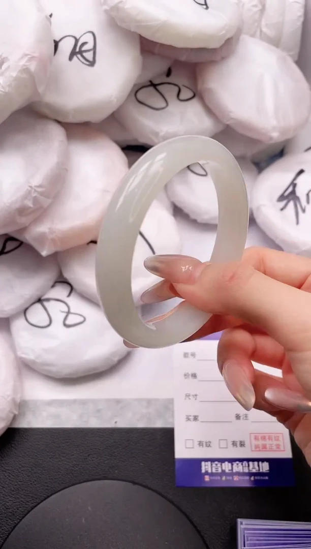 【闪购商品】石英质玉手镯未镶嵌11K17-56