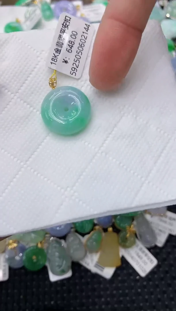 翡翠18K金镶嵌颈饰111111111