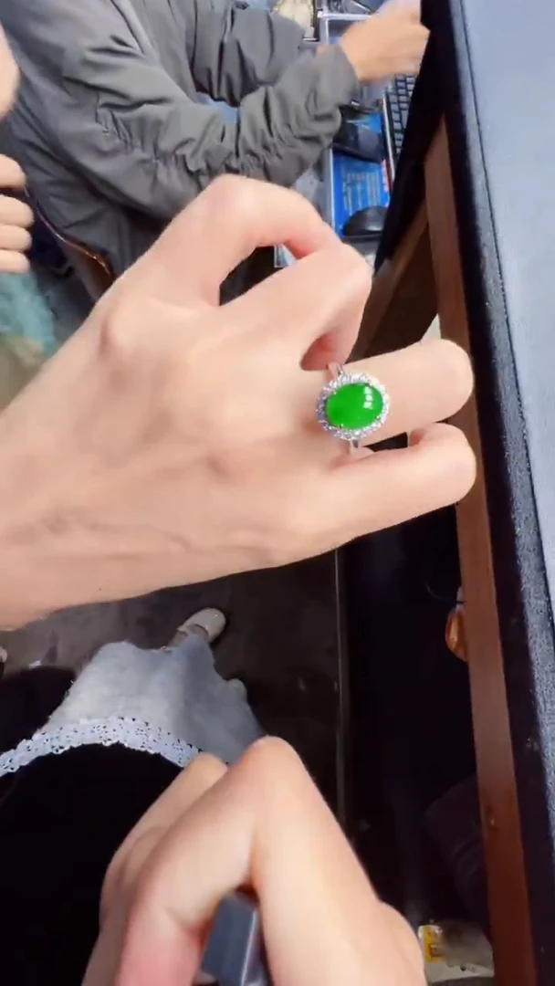 未镶嵌定制翡翠翡翠A货有轻微色差属于正常现象，戒指多样性发货1