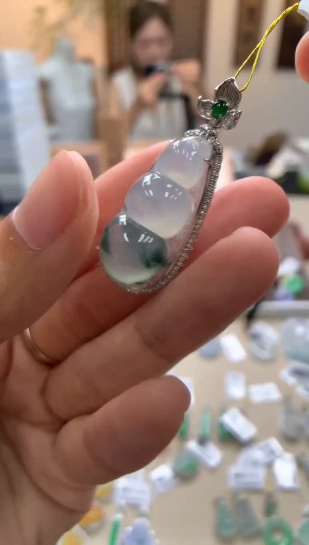 颈饰18K金镶嵌翡翠福豆