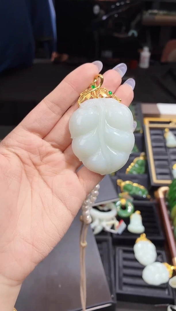 吊坠(赠链)18K金镶嵌和田玉多样性发一