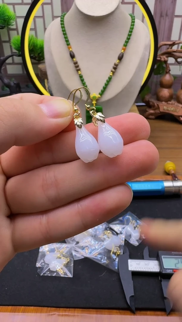 14K金镶嵌和田玉耳饰E162