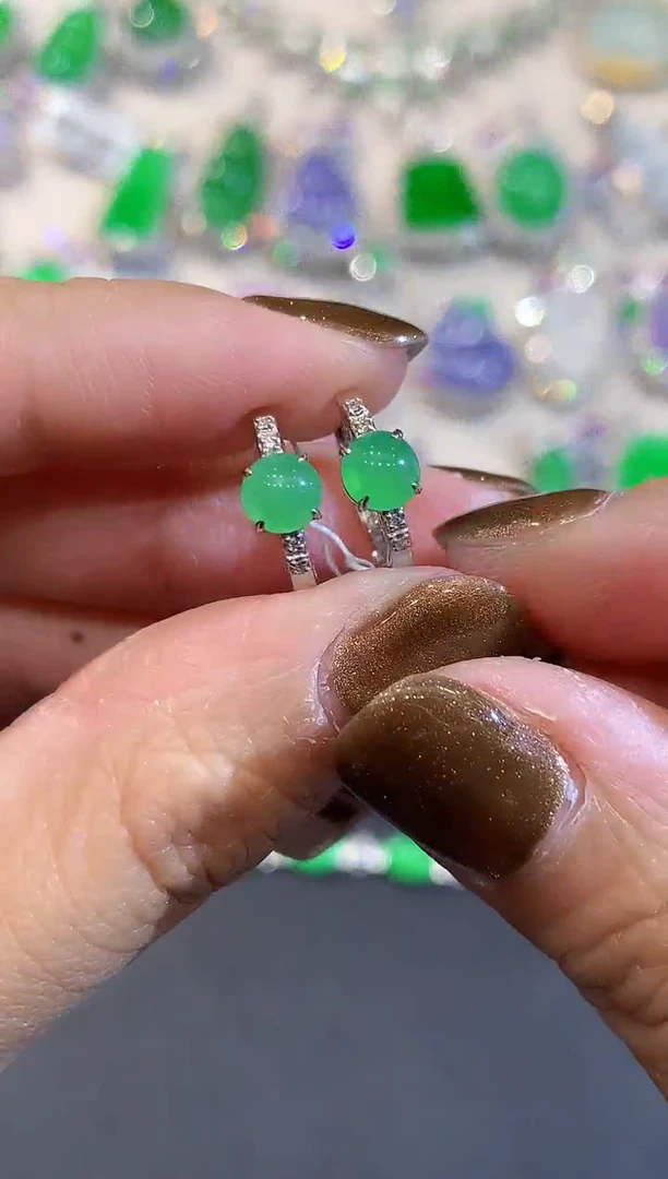 18K金镶嵌翡翠耳饰多样性发其一