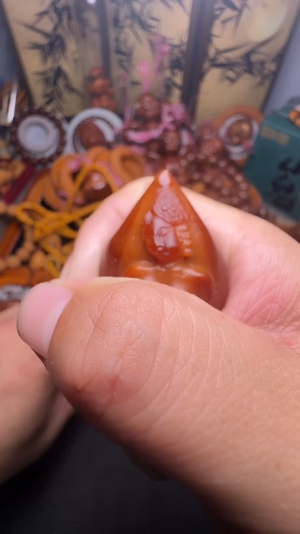 手串橄榄核美女的一个