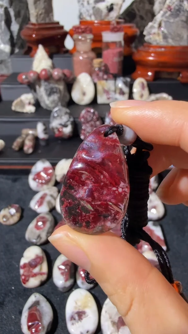 天然辰砂龙****?天然辰砂天然朱砂大晶砂随行吊坠