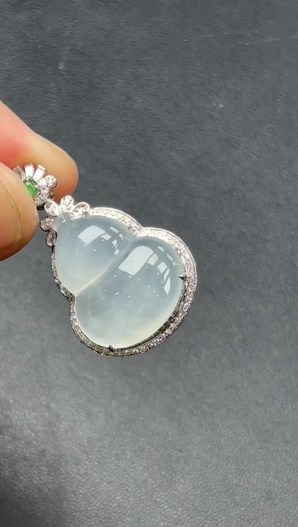 颈饰18K金镶嵌翡翠葫芦