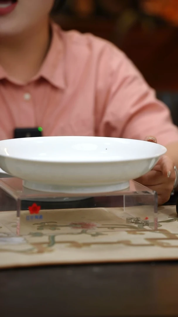 1个微瑕白胎10英寸龙呙盘(无底款)