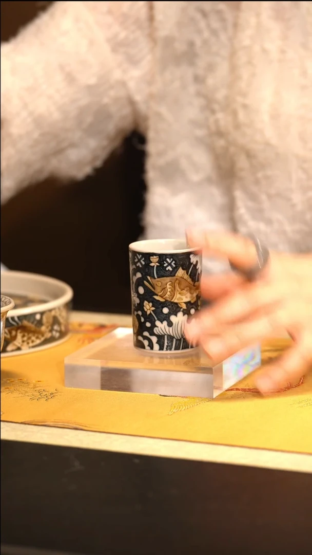 Q立勤堂青花釉里金九鳜直口杯