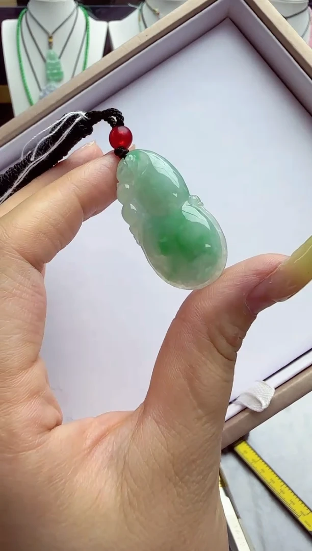 翡翠未镶嵌颈饰多样性发其一