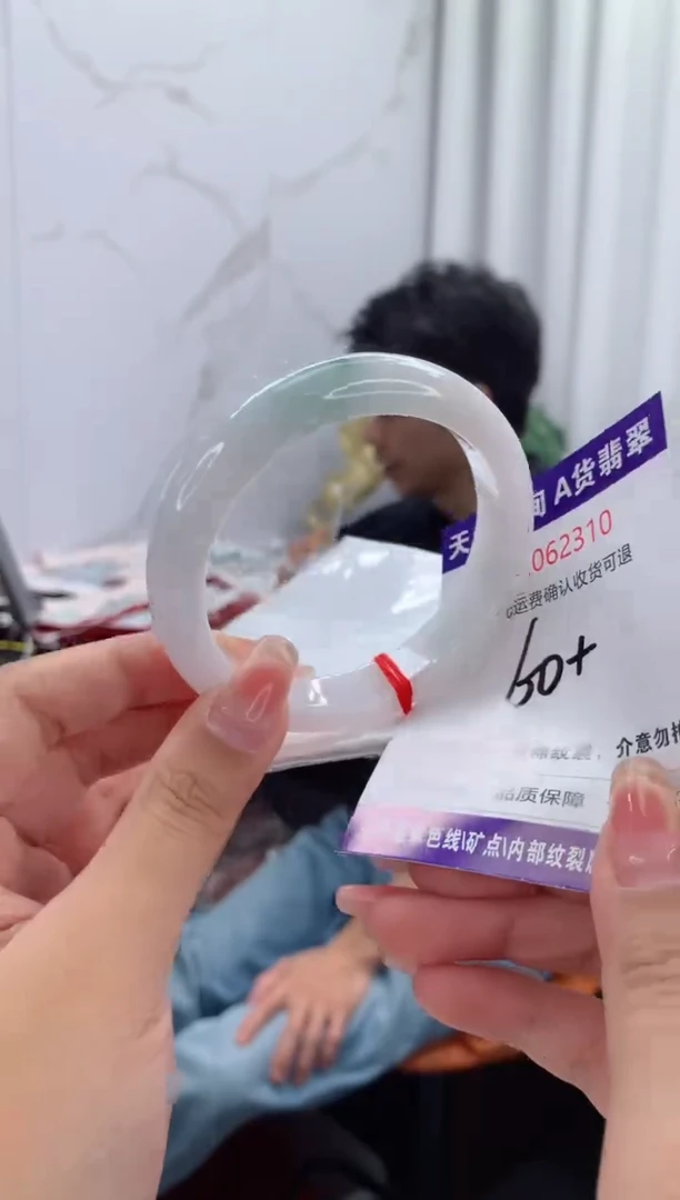 翡翠手镯未镶嵌有纹，完美者勿拍