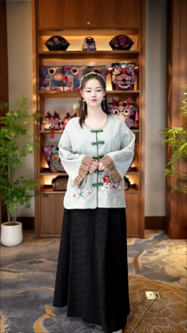 刺绣私人定制苗族手工衣服A9669