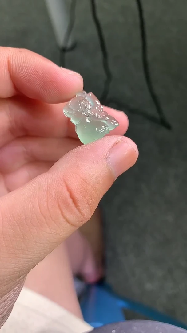翡翠未镶嵌颈饰仙子
