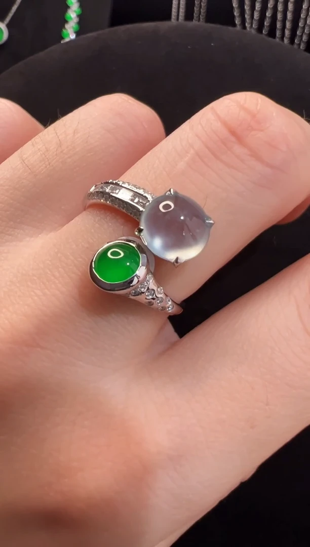 18K金镶嵌戒指翡翠高冰双彩蛋面戒指