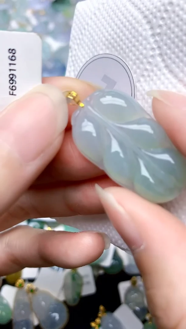 颈饰18K金镶嵌翡翠天然A货翡翠