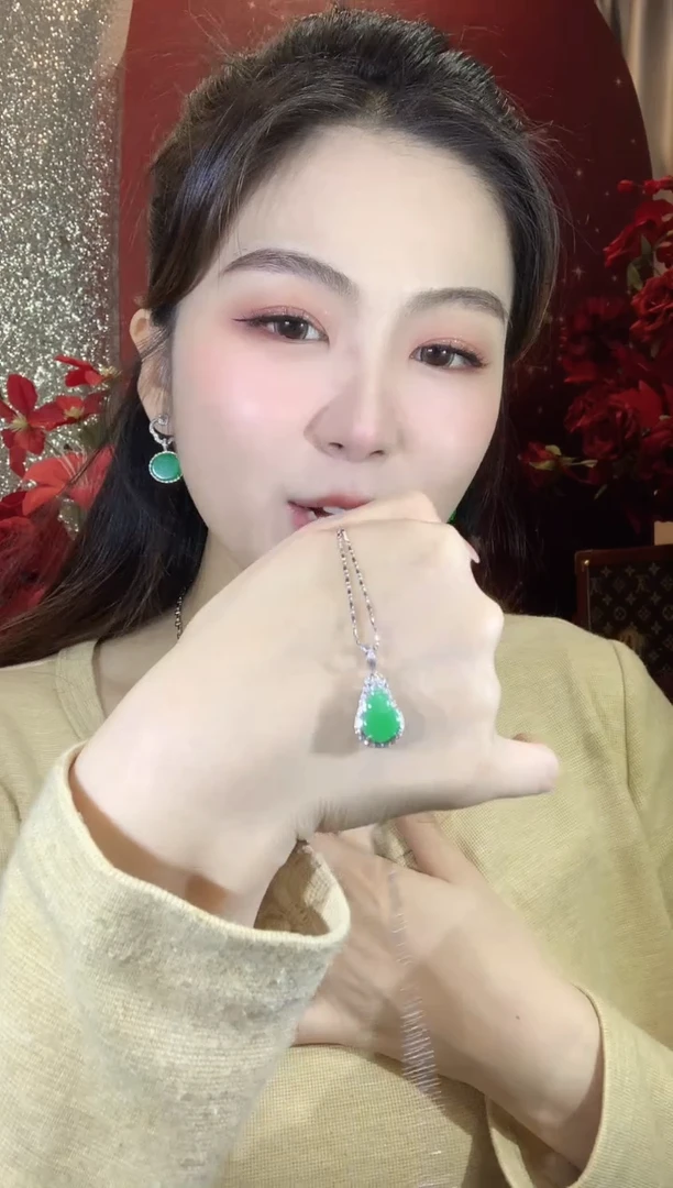 吊坠(不含链)18K金镶嵌翡翠A3 多样性发一