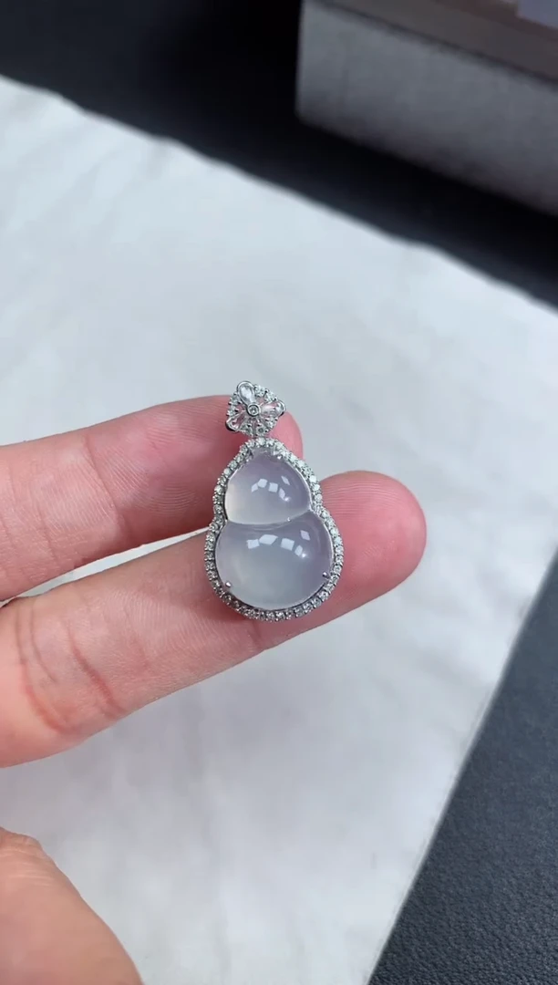 翡翠18K金镶嵌颈饰葫芦