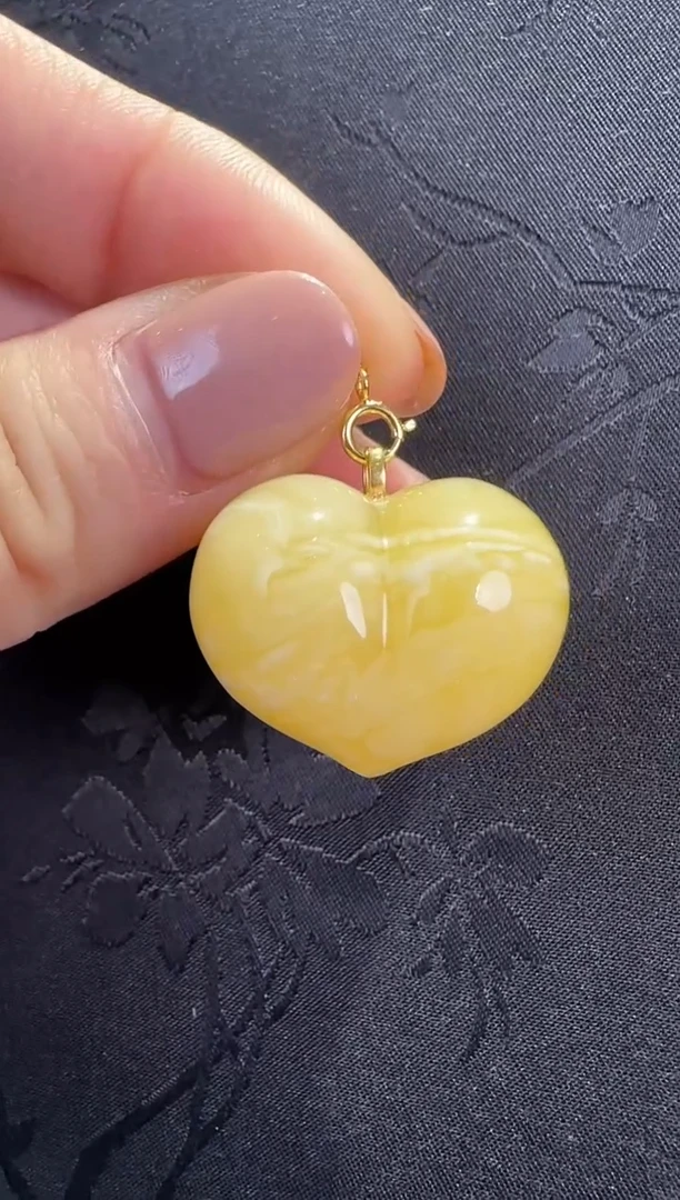 蜜蜡颈饰18K金镶嵌爱心吊坠