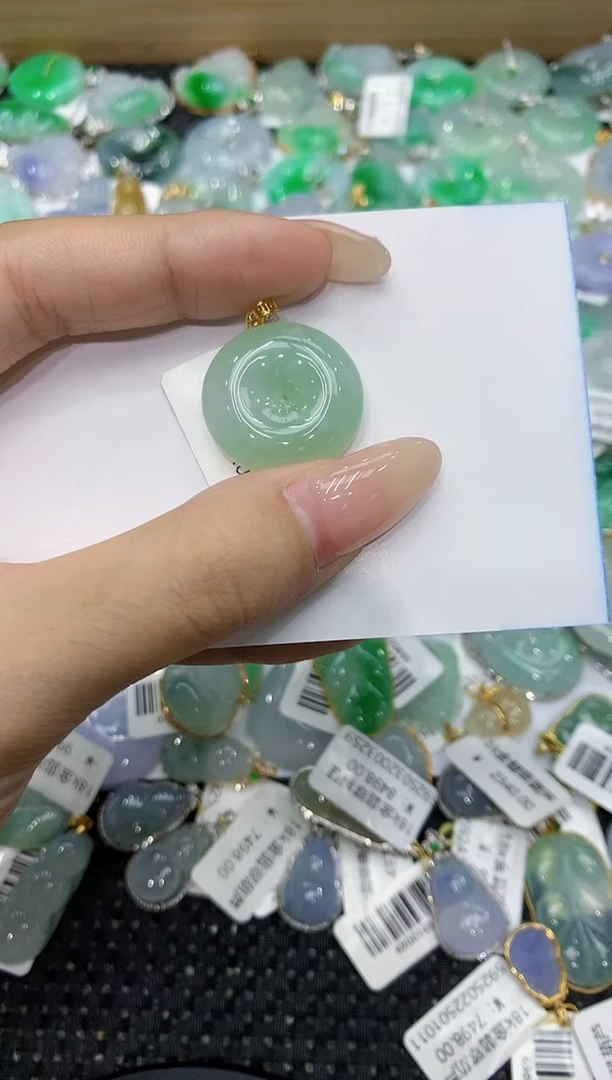 翡翠18K金镶嵌颈饰111111111111