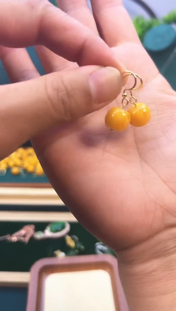 14K金镶嵌蜜蜡耳饰E01