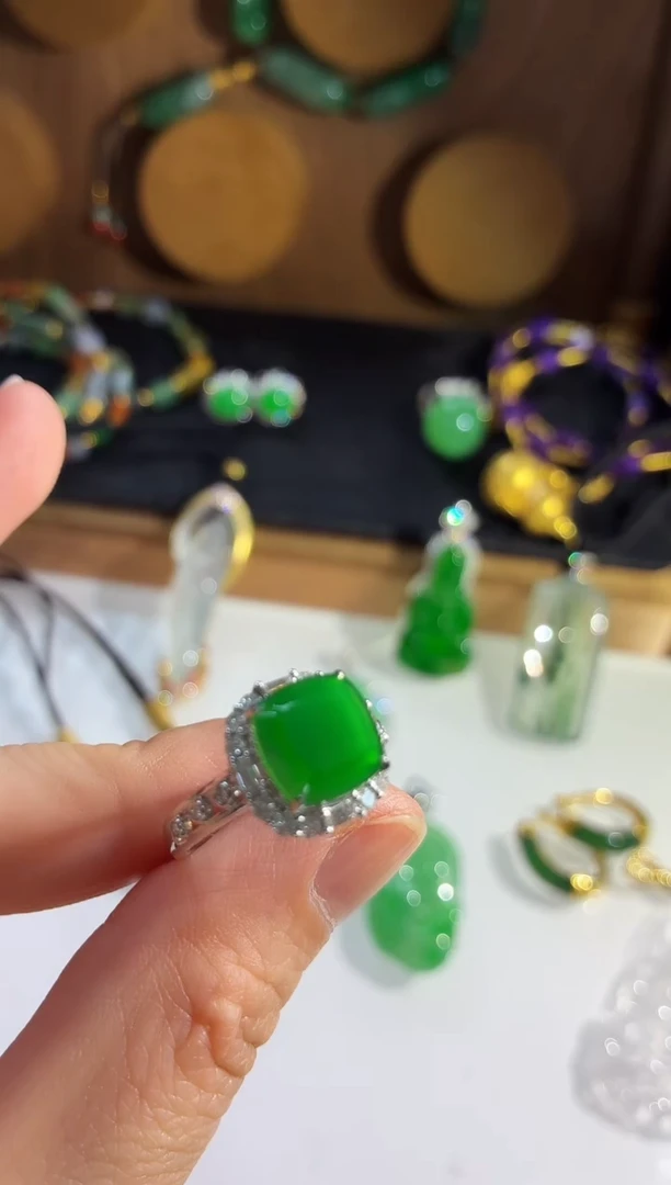 18K金镶嵌戒指翡翠戒指