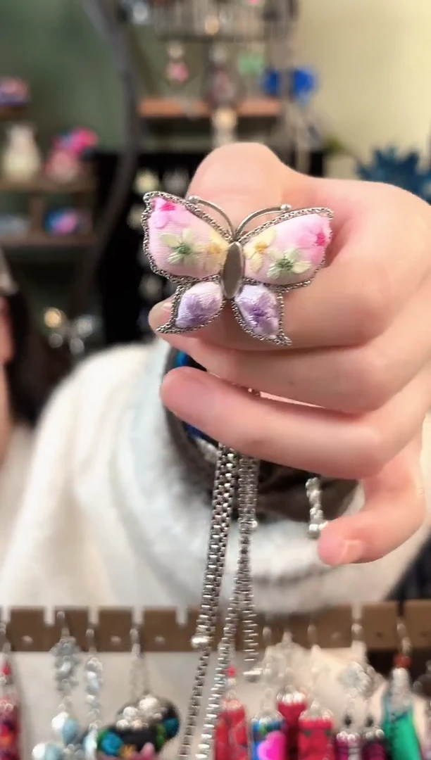 彩云南阁非遗老绣苗银饰品592